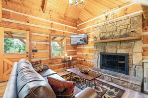 Living Room With Stone, Gas Fireplace (Seasonal) And Smart TV!
