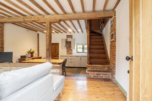 Downs Farm Granary, Wye - Host & Stay