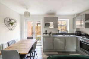 Shipwright Lodge, Whitby - Host & Stay
