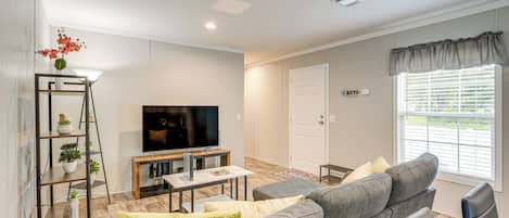 Lakeland Vacation Rental | 2BR | 2BA | 7 Steps to Enter | 904 Sq Ft