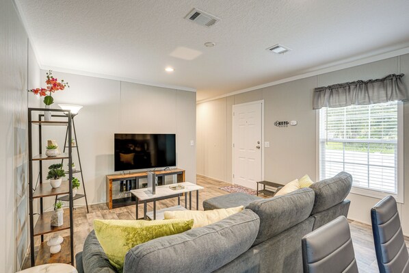 Lakeland Vacation Rental | 2BR | 2BA | 7 Steps to Enter | 904 Sq Ft