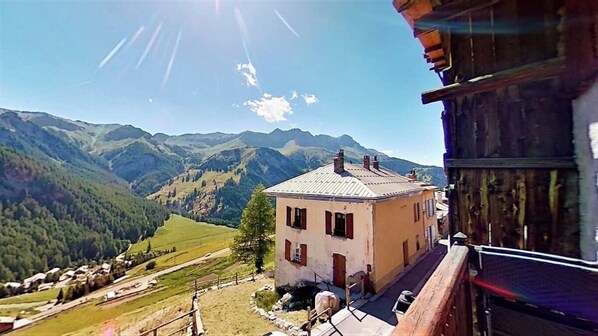 Enjoy breathtaking panoramic views of the picturesque Saint-Véran village and the stunning Queyras valley from the private balcony. This charming apartment offers a glimpse into the authentic charm of the French Alps.