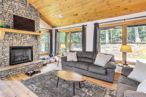 Living Room | Single-Story Cabin | Smart TV