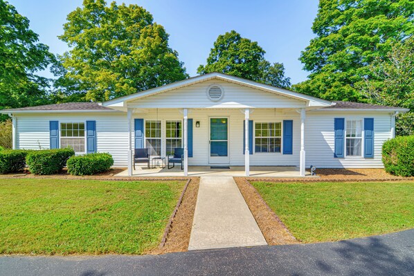 Byrdstown Vacation Rental | 3BR | 2BA | 1 Step to Enter | 1,450 Sq Ft