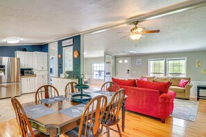 Living Space | Free WiFi | Central A/C & Heating