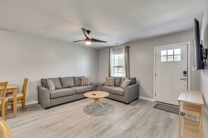 Living Room | Free WiFi | Smart TV