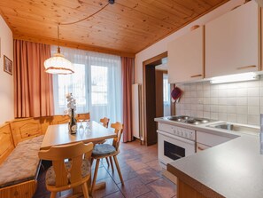 Möbel, Eigentum, Cabinetry, Tabelle, Holz, Fenster, Interior Design, Countertop, Beleuchtung, Sinken