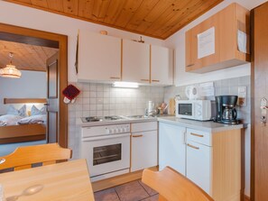 Countertop, Cabinetry, Möbel, Eigentum, Herd, Küchengerät, Küche, Haushaltsgerät, Holz, Schublade
