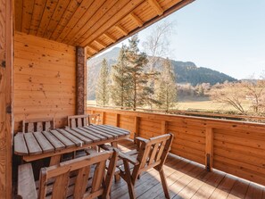 Möbel, Himmel, Baum, Holz, Tabelle, Gebäude, Stuhl, Holzbeize, Hütte, Veranda