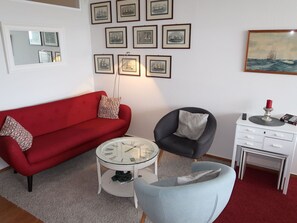 Tabelle, Bilderrahmen, Möbel, Couch, Gebäude, Komfort, Interior Design, Wohnzimmer, Fussboden, Flooring