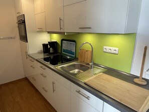 Zapfhahn, Cabinetry, Spüle, Countertop, Sinken, Armatur, Küchengerät, Herd, Beleuchtung, Küche