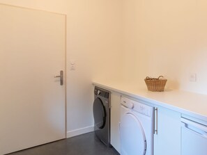 Buanderie, Propriété, Cabinetry, Sécheuse, Machine À Laver, Maison, Design Intérieur, Éclairage, Appareil De Cuisine, Bois