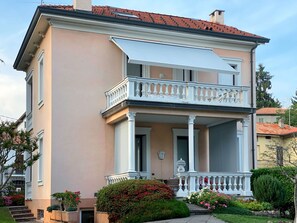 Plant, Building, Property, Window, Sky, House, Architecture, Porch, Tree