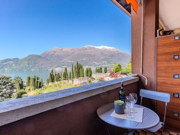 Ciel, Montagne, Propriété, Bâtiment, Fenêtre, Plante, Table, Bleu Azur, Arbre, Design Intérieur