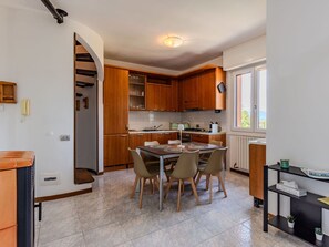 Meubles, Cabinetry, Table, Comptoir, Bois, Bâtiment, Cuisine, Tiroir, Maison, Tache De Bois