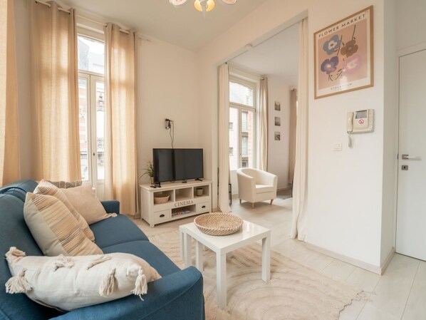Picture Frame, Couch, Furniture, Property, Table, Wood, Window, Interior Design, Lighting, Comfort