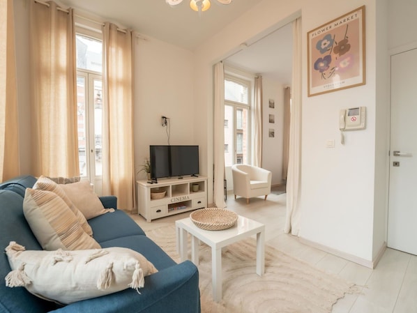 Picture Frame, Couch, Furniture, Property, Table, Wood, Window, Interior Design, Lighting, Comfort