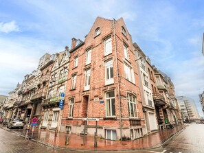 Wolke, Himmel, Gebäude, Fenster, Urban Design, Nachbarschaft, Wohngebiet, Fassade, Stadt