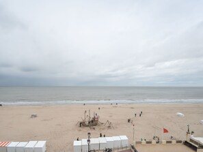 Cloud, Sky, Water, Beach, Coastal And Oceanic Landforms, Horizon, Landscape, Tree, Wind Wave
