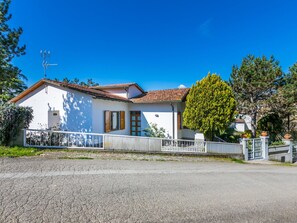 Ciel, Nuage, L'Eau, Plante, Piscine, Bâtiment, Bleu, Bleu Azur, Arbre, Maison