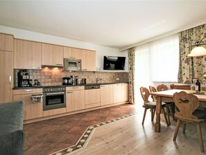 Cabinetry, Möbel, Countertop, Holz, Fussboden, Küche, Flooring, Interior Design, Wohnzimmer, Herd