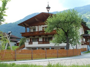Pflanze, Gebäude, Himmel, Fenster, Berg, Zaun, Baum, Grundstueck, Haus, Wolke