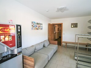 Bilderrahmen, Eigentum, Möbel, Couch, Interior Design, Komfort, Fussboden, Flooring, Wohnzimmer, Holz