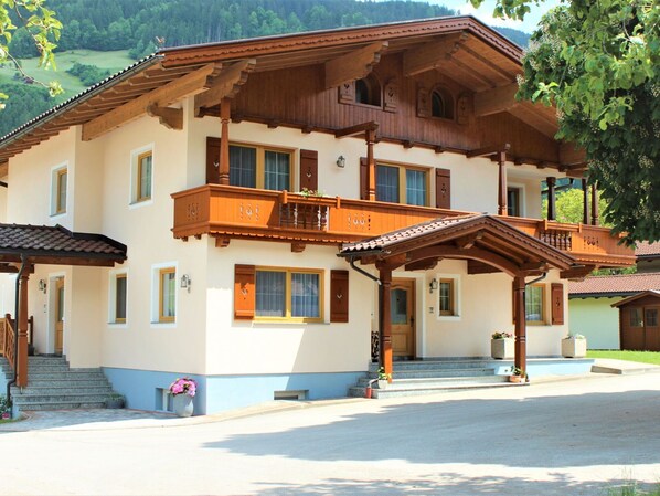 Gebäude, Eigentum, Fenster, Pflanze, Baum, Haus, Nachbarschaft, Freizeit, Wohngebiet, Fassade