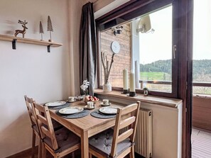 Möbel, Tabelle, Eigentum, Fenster, Geschirr, Stuhl, Holz, Interior Design, Fussboden, Flooring