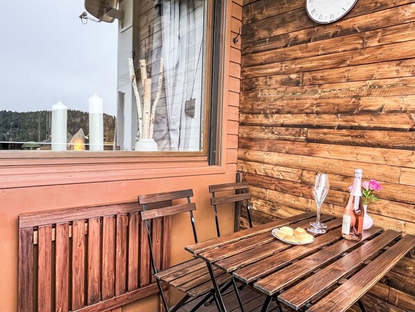 Eigentum, Tabelle, Holz, Fenster, Gebäude, Interior Design, Holzbeize, Pflanze, Flooring, Wand