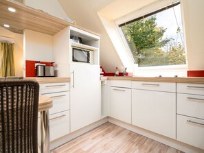 Cabinetry, Möbel, Eigentum, Gebäude, Countertop, Holz, Interior Design, Küche, Fenster, Flooring