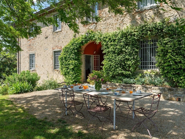 Plante, Bâtiment, Table, Fenêtre, Propriété, Meubles, La Nature, Tableau De Plein Air, Chaise, Ombre