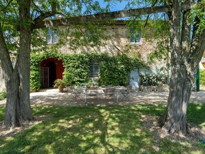 Plante, Propriété, Bâtiment, Arbre, Paysage Naturel, Ombre, Lot Terre, Végétation, Herbe, Fenêtre