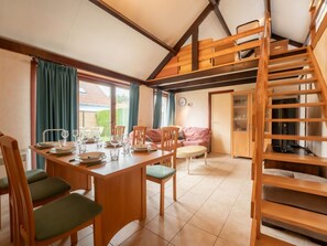 Furniture, Table, Property, Building, Wood, Chair, Window, Comfort, Flooring, Floor