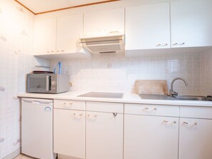 Kitchen Sink, Cabinetry, Sink, Property, Tap, Countertop, Kitchen, Interior Design, Kitchen Stove, Wood