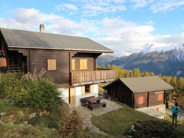 Wolke, Himmel, Pflanze, Eigentum, Fenster, Gebäude, Berg, Haus, Grundstueck, Holz