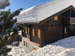 Gebäude, Schnee, Fenster, Haus, Baum, Steigung, Himmel, Holz, Hütte, Abstellgleis