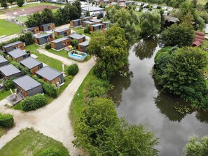 Wasser, Wasservorräte, Pflanze, Gebäude, Grün, Natürliche Landschaft, Baum, Vegetation, Urban Design, Wasserlauf