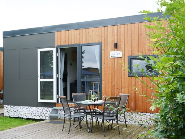Plante, Propriété, Bâtiment, Ciel, Fenêtre, Chaise, Bois, Ombre, Arbre