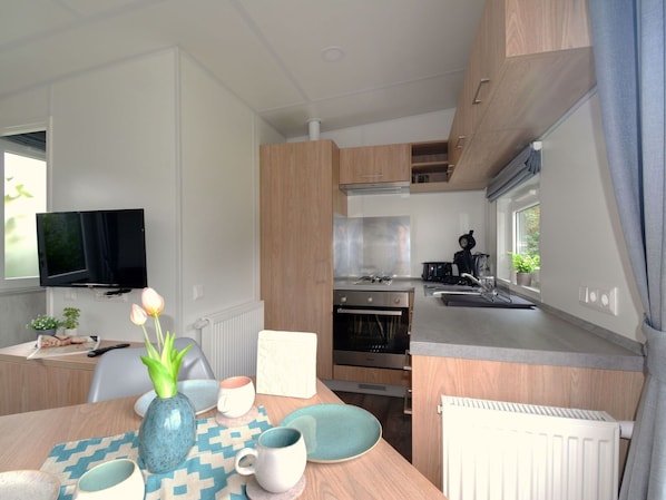 Eigentum, Möbel, Cabinetry, Haushaltsgerät, Tabelle, Interior Design, Countertop, Küchengerät, Fussboden, Holz
