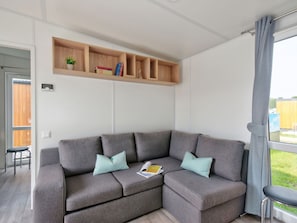 Couch, Möbel, Wohnzimmer, Interior Design, Holz, Fussboden, Pflanze, Schatten, Tabelle, Grundeigentum