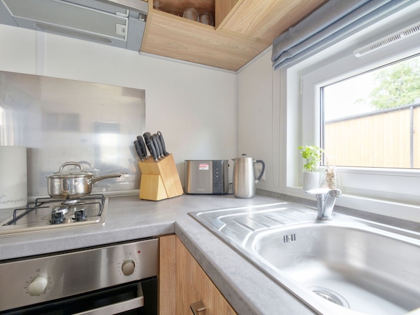Evier, Cabinetry, Robinet, Évier, Bâtiment, Propriété, Comptoir, Luminaire Plomberie, Design Intérieur, Plante