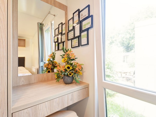Blume, Pflanze, Fenster, Eigentum, Blumentopf, Zimmerpflanze, Vase, Holz, Interior Design