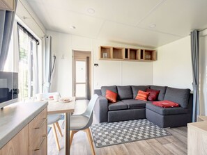 Möbel, Holz, Fenster, Interior Design, Cabinetry, Fussboden, Flooring, Wohnzimmer, Bilderrahmen