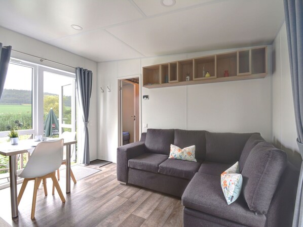 Möbel, Eigentum, Couch, Beleuchtung, Interior Design, Holz, Pflanze, Fussboden, Flooring