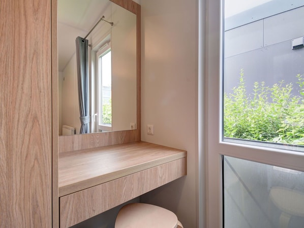 Propriété, Bâtiment, Fenêtre, Bois, Ombre, Design Intérieur, Sol, Plante, Sol
