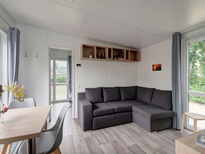 Meubles, Canapé, Table, Bois, Bâtiment, Design Intérieur, Salon, Fenêtre, Sol