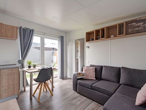 Möbel, Couch, Cabinetry, Gebäude, Vorhang, Holz, Komfort, Tabelle, Fussboden, Wohnzimmer