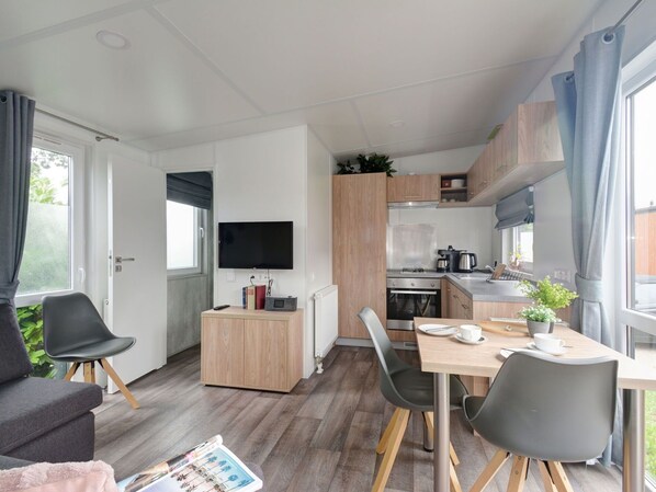 Tabelle, Möbel, Holz, Flooring, Fussboden, Stuhl, Cabinetry, Wohnzimmer, Couch