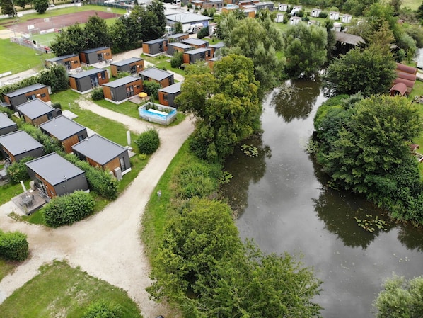 Wasser, Wasservorräte, Pflanze, Gebäude, Grün, Natürliche Landschaft, Baum, Vegetation, Urban Design, Wasserlauf